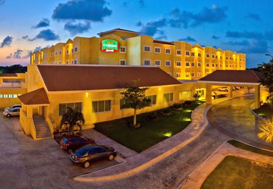 Courtyard By Marriott Cancun Airport Exterior photo
